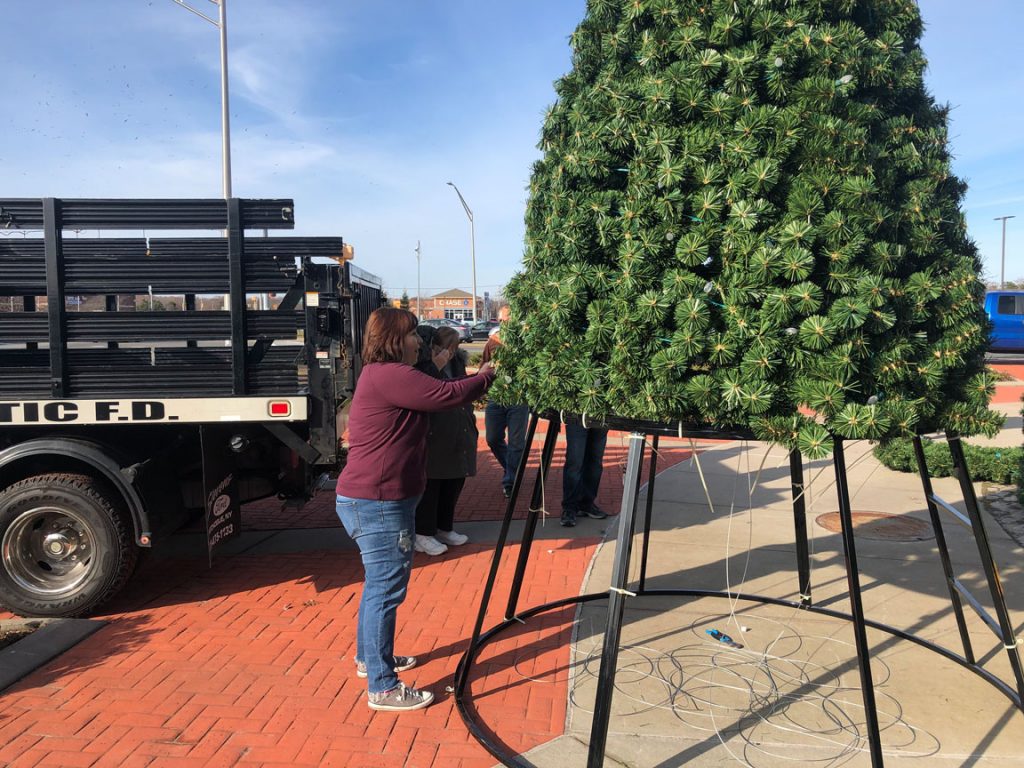 Mastic-Shirley Chamber Christmas tree assembly